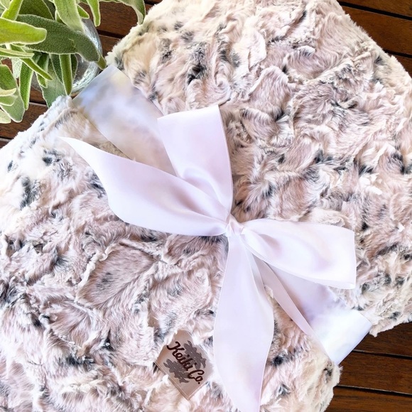 KEIKI CO. Luxury Throw 💖 NWT - Picture 1 of 4